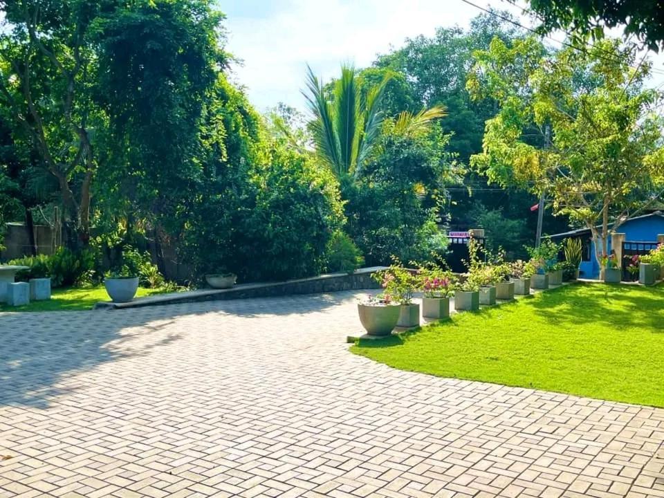 Golden Residence Анурадхапура Екстериор снимка